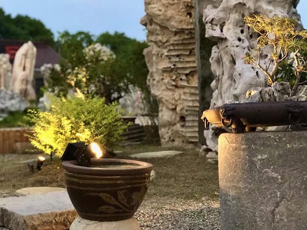 Solar garden spike light