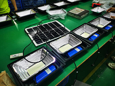 Solar flood light supplier workshop production (4)