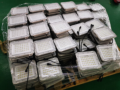 Solar flood light supplier workshop production