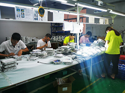 Solar flood light supplier workshop production