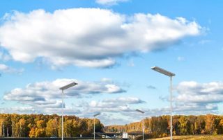 farola solar en la ciudad