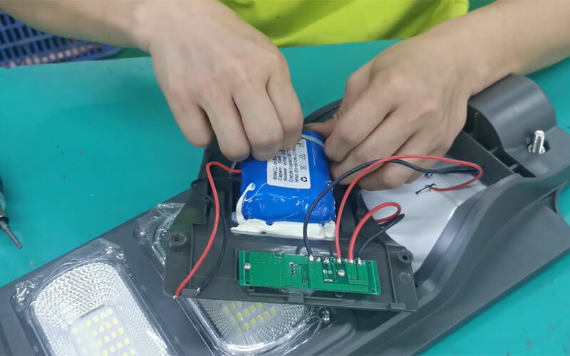 Solar street light battery replacement